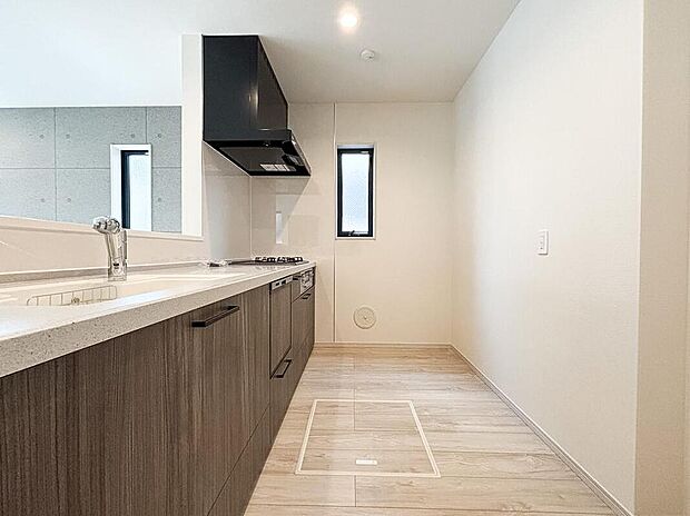 【キッチン】対面式キッチンが完備されている為、料理を作りながら、何をしているのか安心して見守ることができます。