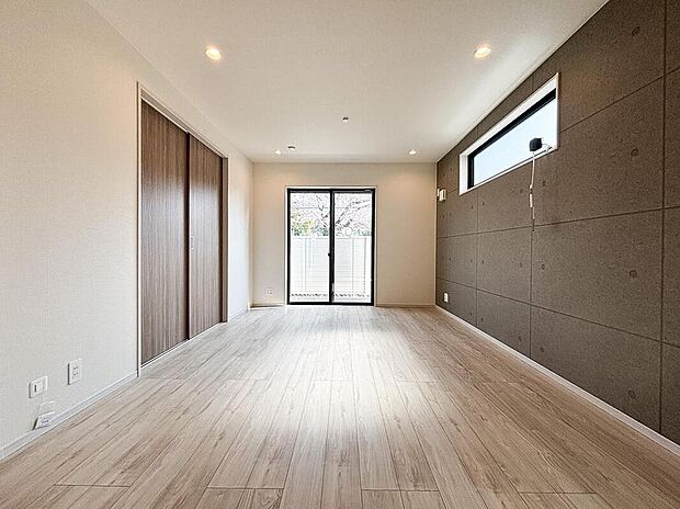 【リビング】掃出し窓から光が降りそそぐ開放的なリビング。大きな窓からは、太陽の光はもちろん、爽やかな風が吹き抜けます。自然の恵みが、快適で心地の良い空間を演出してくれます。