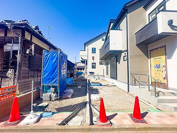 【駐車場】両号棟ともにカースペースをご用意しております。前面道路は車通りが少なく、車庫入れがスムーズに行えます。※現地(2026年2月)撮影