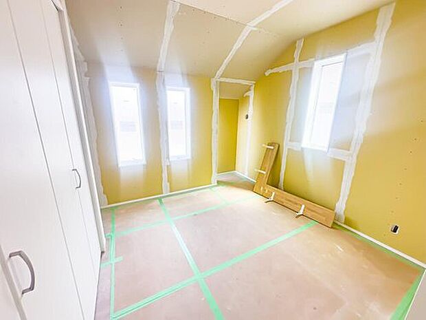 【リビング以外の居室】主寝室は、ベットを置いても余裕がありそうなスペースです。室内(2026年3月)撮影