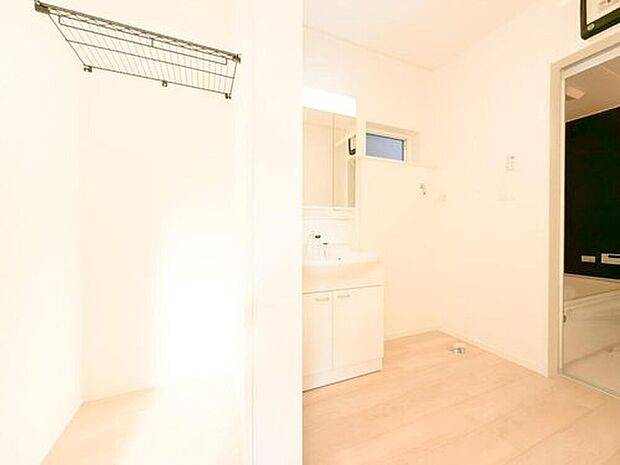 【洗面台・洗面所】明るく清潔感あふれる洗面所は、毎朝の身支度を快適に。豊富な収納スペースで、家族みんなのアイテムもすっきり片付きます。