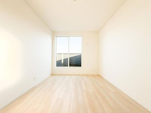 【リビング以外の居室】柔らかな陽光が心地よい洋室は、お子様の遊び場や家族の書斎など、ライフスタイルに合わせて自由に使える空間です。