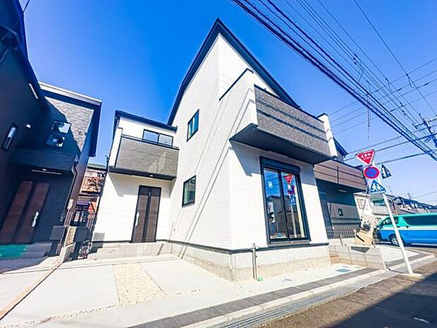 【2号棟：現地外観写真】爽やかな印象の外観部分。シンプルイズベストの飽きのこないデザインです。※（2026年3月）撮影