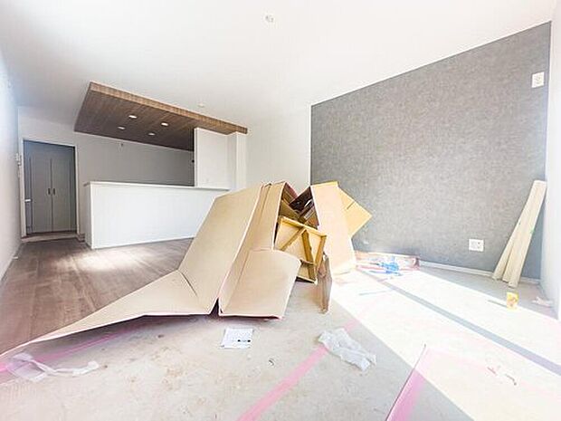 【2号棟:リビング】アクセントクロスが空間のポイントになっているリビングスペース。ご不明点や気になる点等、お気軽にお問い合わせください。※現地(2026年3月)撮影