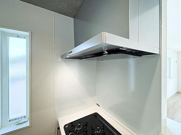 【レンジフード】昨今主流のスリムタイプのレンジフード。そのスタイリッシュな見た目から、インテリアとしても高い人気がある型です。また、スリム型の大きなメリットとして、掃除のしやすさがあります。