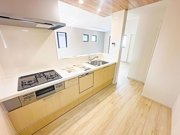 【キッチン】【1号棟】
目の前をオープンにすることで開放感があり、コミュニケーションが円滑になる対面式キッチン。家族の顔がよく見えるキッチンスペースです。※現地（2026年5月）撮影
