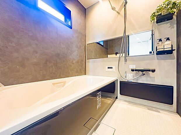 【浴室】バスルームは、1日の疲れを取り、心身を癒すことができる場所。住まいの中のリラクゼーション空間です。浴室乾燥機も完備されております。現地(2026年4月)撮影