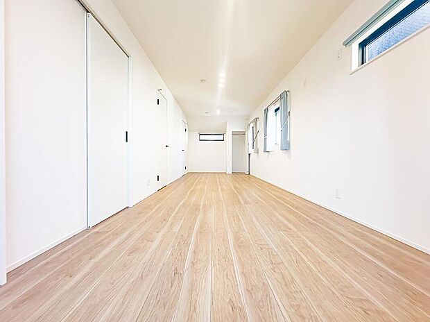 【リビング以外の居室】引き渡し時に間仕切りを設置いたします。3部屋に分けられ、それぞれ約4.14帖、約4.5帖、約4.14帖の1室に。現地(2026年4月)撮影