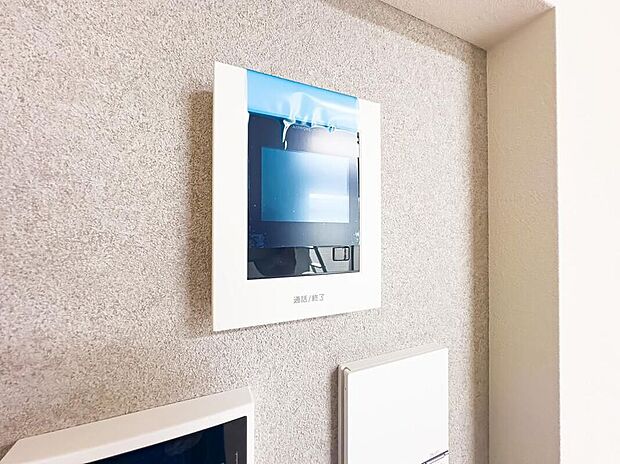 【TVモニター付きインターホン】防犯性を高めるTVモニター付きインターホンを備えています。