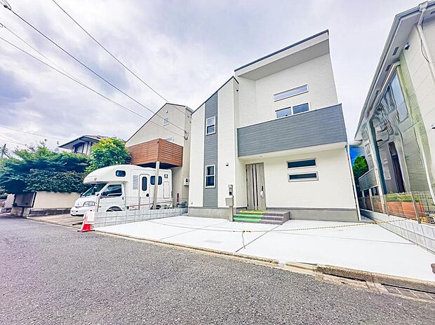 【前面道路含む現地写真】前面道路は約4.5mの広さ。閑静な住宅地に位置し、静かな暮らしを守ってくれます。　※2026年6月撮影