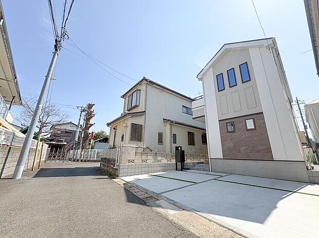閑静な住宅街に立地するため、周囲の喧騒を感じることなく落ち着いて過ごせる住環境が魅力です。穏やかな空気が流れ、日常の疲れを癒すためのゆったりとした時間が過ごせる住まいです。