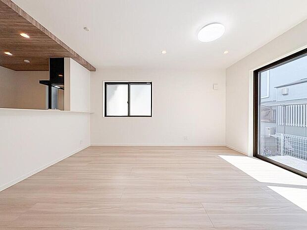 広々としたリビングは、家族全員がのびのびとくつろげる憩いの場所です。明るい光が差し込み、温かみのある空間が、毎日の生活をより豊かで楽しいものにしてくれます。家族みんなで集まるのが楽しみです。