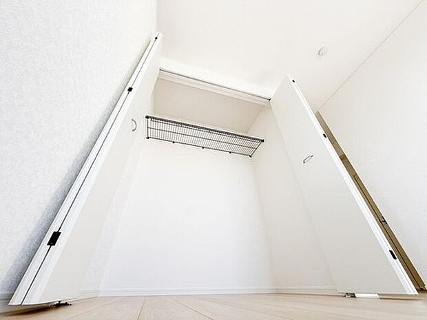 居室にはたっぷりの収納スペースが備わり、衣類や小物をすっきりと整理整頓できます。整理がしやすく、居室を広々と使えるため、快適で清潔感のある空間が保たれます。