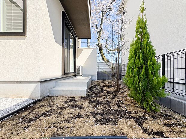 隣接する学校の桜が春の訪れを感じさせる住環境。現地からも花景色を楽しめ、日々の暮らしに季節の彩りを添えてくれます。