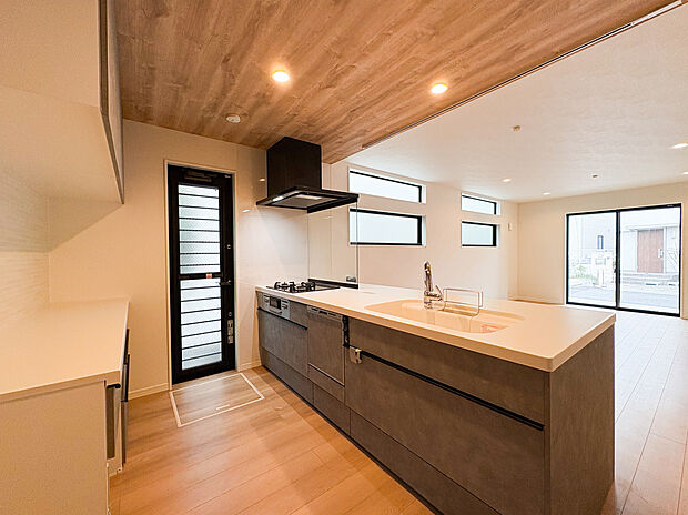 対面式のシステムキッチンで、リビングを見渡しながら料理ができる開放感。広いカウンターと豊富な収納スペースが、調理をよりスムーズに。居心地の良い空間で、料理をしながらコミュニケーションが生まれます。