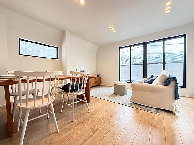 家族みんなで食事や楽しい時間を過ごすにはとても良い空間。温かい光が家族の楽しい時間を包み込んでくれそうな場所になりそうです。