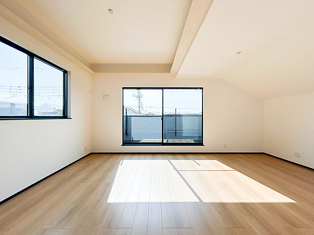 開放感のある広々としたリビングは、家族が自然と集まり笑顔あふれるだんらんの場。ゆとりある空間設計が毎日の暮らしを心地よく彩り、豊かな時間をお届けします。(3号棟)