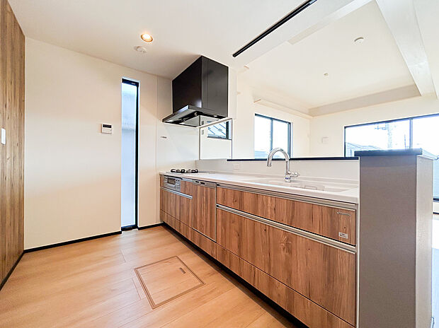 広々とした対面式システムキッチン。使いやすい動線と豊富な収納スペースで家事効率が上がり、リビングとつながる開放的な設計でだんらんを感じながら調理できます。(3号棟)