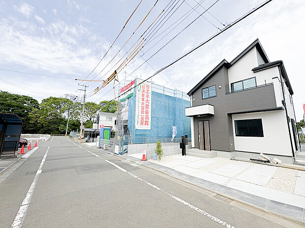 シンプルモダンなデザインが落ち着いた上質な印象を与える外観です。清潔感ある佇まいと街並みへの馴染みやすさが、住まいとしての確かな品格と魅力を高めています。