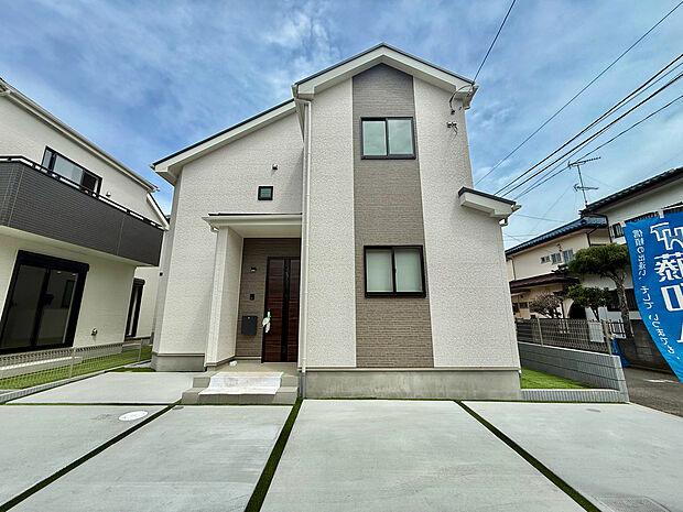 駐車スペースをしっかりと確保した使いやすい外構設計。ゆとりある敷地に建てられた外観は、住まいとしての機能性と清潔感を兼ね備えた快適な生活環境を実現しています。