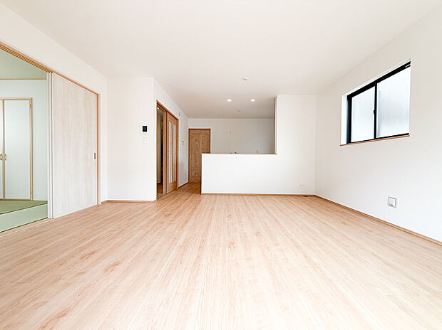 採光に配慮した広々としたリビング。大きな窓から差し込む自然光が空間を明るく包み、家族のだんらんをゆったりとお楽しみいただける居心地の良い空間が広がります。