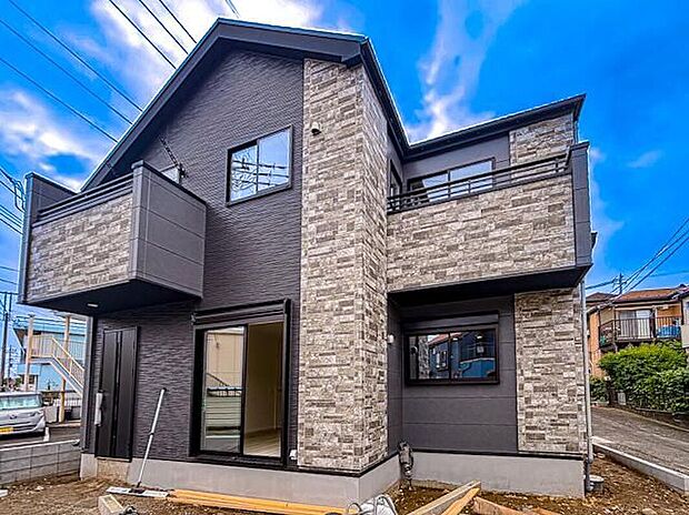 シンプルモダンな外観が魅力の建売住宅。飽きのこないデザインが特徴で、どんなインテリアにもマッチし、周辺の街並みにも自然と溶け込みます。上品な外観が、帰宅するたびにほっとする空間を演出してくれます。