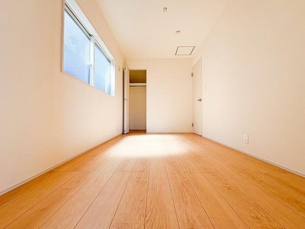 採光に優れ、ゆとりある広さが魅力の居室。窓から差し込む自然光が室内を明るく照らし、日常の生活空間として快適にお使いいただける環境が整っています。
