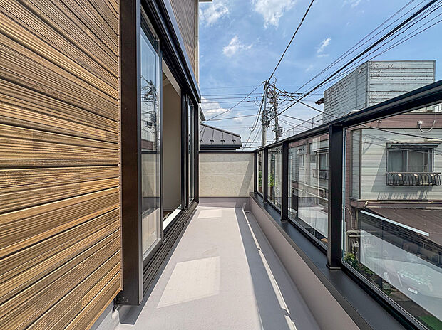 ゆとりある広さのバルコニーは、洗濯物がたっぷり干せるうれしい設備です。屋外の空気を感じながらくつろげるスペースとしても活用でき、生活の幅が広がります。