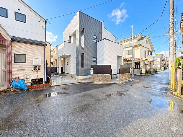 【■カースペース■】玄関近くに設けられたカースペースは、雨の日の乗り降りも快適です。駐車がスムーズにできる設計で、毎日の外出がストレスなく楽しめます。車の出入りがラクな広さが確保されています。