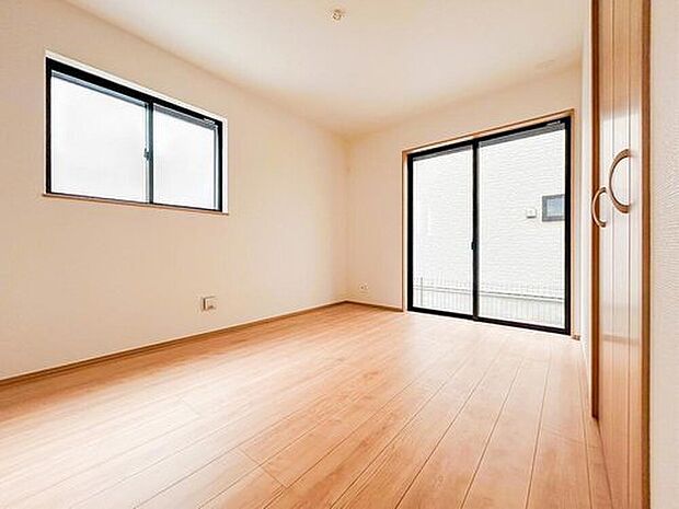 【リビング以外の居室】窓から差し込む柔らかな光が心地よい居室は、広さがあり、のびのびとした気分で過ごせます。趣味やリラックスの時間を楽しめる多用途な空間で、心安らぐ毎日が広がります。