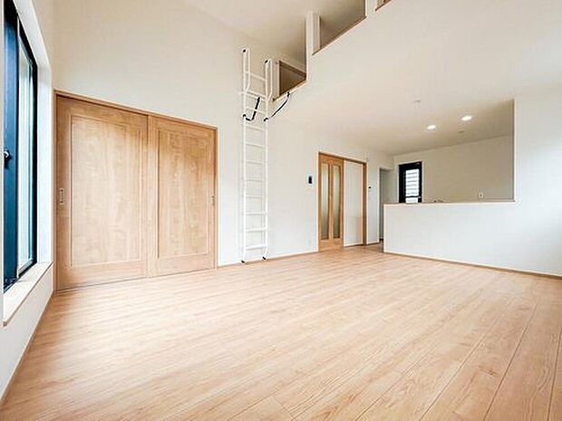 【リビング】広々としたリビングは、家族全員がのびのびとくつろげる憩いの場所です。明るい光が差し込み、温かみのある空間が、毎日の生活をより豊かで楽しいものにしてくれます。家族みんなで集まるのが楽しみです。