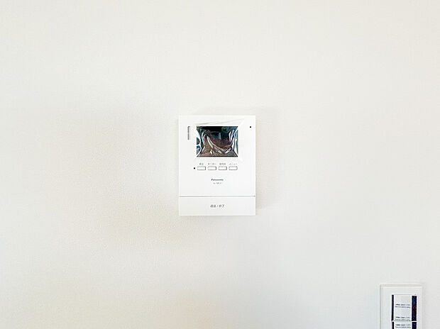 【=TVモニター付きインターホン=】来訪者を画面で確認できるカラーモニター付きインターホンが完備され、安心して応対できます。家族やお子様だけの在宅時にも、しっかりと防犯対策ができる心強い設備です。