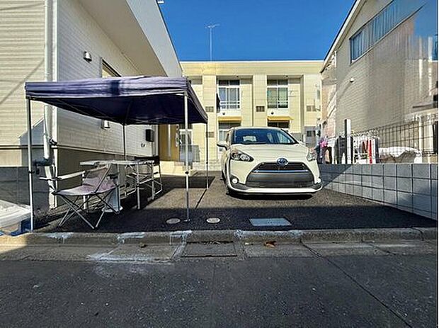 【駐車場】広めのカースペースがあり、大きな車でも駐車がラクラク。ゆとりのあるスペース設計で、荷物の積み下ろしもスムーズに行えます。日々の生活に便利さと安心感をもたらしてくれる駐車スペースです。