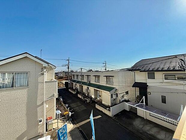 【住戸からの眺望写真】部屋からの眺望が素晴らしく、日常生活に豊かさを感じられる住まいです。遠くの景色が見渡せるため、気分転換やリフレッシュに適した環境が整っており、穏やかな時間を楽しめます。