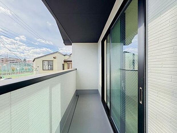 【バルコニー】〈2号棟〉
バルコニーは広さが魅力で、朝のコーヒータイムや洗濯物干しにも便利なスペースです。日差しがたっぷりと差し込み、リラックスした時間を楽しめる場として多目的に活用できます。