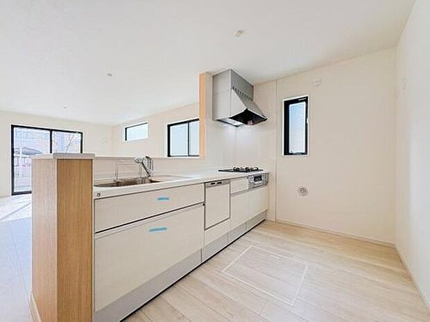 【キッチン】〈2号棟〉
対面式のシステムキッチンで、リビングを見渡しながら料理ができる開放感。広いカウンターと豊富な収納スペース。居心地の良い空間で、料理をしながらコミュニケーションが生まれます。