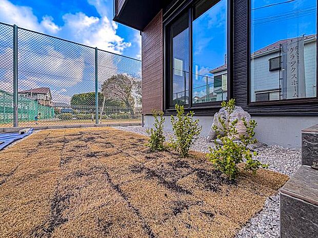 【庭】ゆったりとしたお庭は、植物を育てたり、リラックスした時間を楽しむのにぴったりの空間です。外でのひとときが心地よく、穏やかな時間が流れる場所が広がっています。家族みんながリラックスできるお庭です。