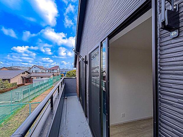 【バルコニー】広々としたバルコニーは、植物やインテリアを楽しむスペースにぴったり。風通しが良く、晴れた日には日向ぼっこが楽しめる快適な空間です。季節ごとの変化を感じながらリラックスしたひとときを過ごせます。