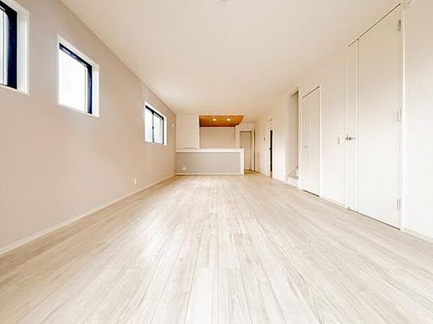 【リビング】広々としたリビングは、家族全員がのびのびとくつろげる憩いの場所です。明るい光が差し込み、温かみのある空間が、毎日の生活をより豊かで楽しいものにしてくれます。家族みんなで集まるのが楽しみです。