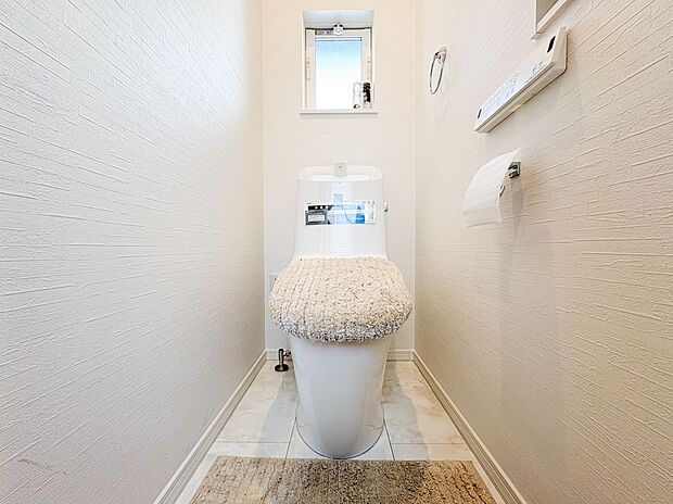 【＝化粧室＝】トイレには新築ならではの清潔感が漂い、シンプルなデザインが心地よい空間を作ります。広めのスペースでリラックスして使える設計がされており、日々の生活がより快適です。