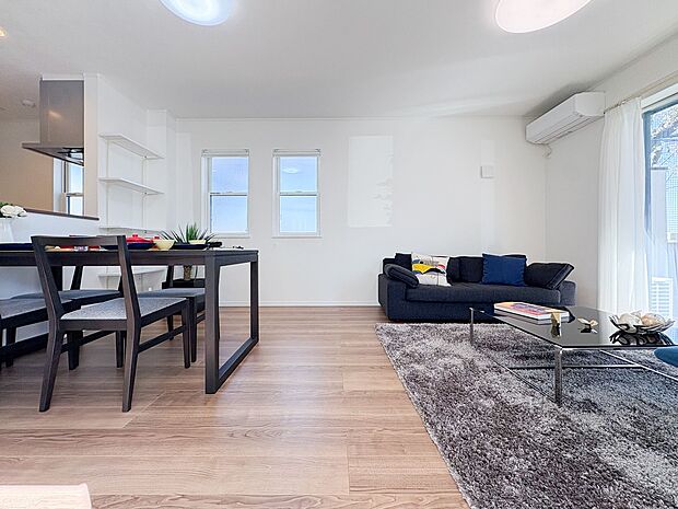 【=床暖房付きリビング=】足元から部屋全体を暖めてくれる床暖房は、冷えが気になる季節に大活躍。エアコンの風が苦手な方でも心地よく過ごせるのが魅力です。暖房効率が高いため、居心地の良い暖かな空間が広がります。