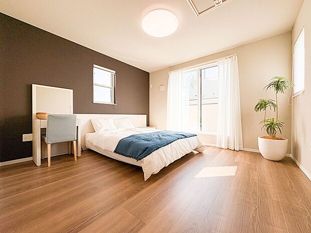 【=居室=】広さが際立つ住まいは、各部屋がゆったりとした設計で、心地よく過ごせる空間が広がります。(本物件はモデル仕様のため、写真に掲載されている家具・照明・小物等は売買対象には含まれません。)