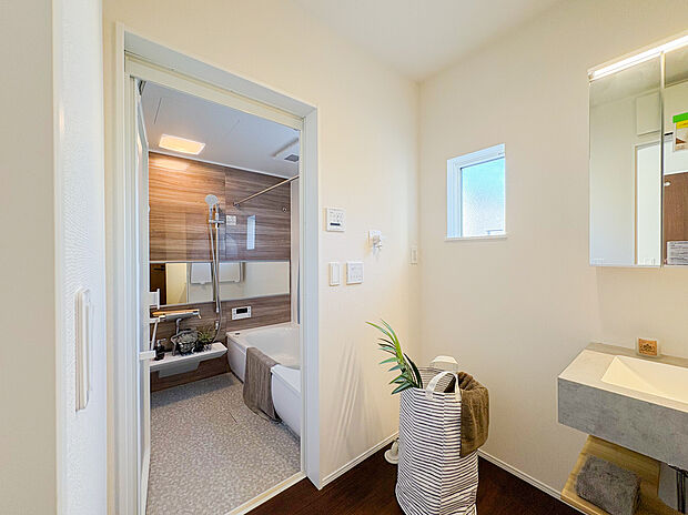 【=洗面脱衣スペース=】洗面脱衣所の広々としたスペースは、洗濯や着替えがしやすく、清潔感あふれる快適な空間です。収納も充実しており、家族全員が使いやすい設計が日常生活を支えてくれます。