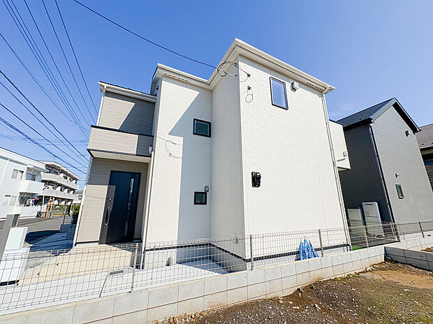 【=現地外観=】明るい色調とシンプルなデザインが印象的な建売住宅の外観。清潔感が漂い、季節の移り変わりとともに美しい表情を見せる家です。長く愛されるデザインで、住む人に安心感と快適さを与えてくれます。