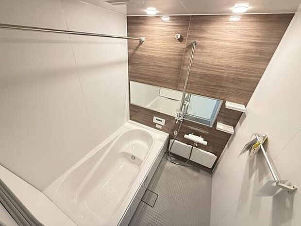 【浴室】お子様と一緒に浸かれる広いバスタブで、バスタイムをさらに楽しく!浴室乾燥機付で湿気がこもりません。