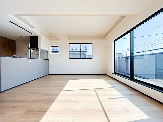 【=リビングダイニング=】キャットウォーク付きのリビング空間。天井には猫ちゃんが自由に歩くことができるスペースがございます。愛猫も含めた家族みんながあつまる心地よい団らんの場所です。(3号棟)