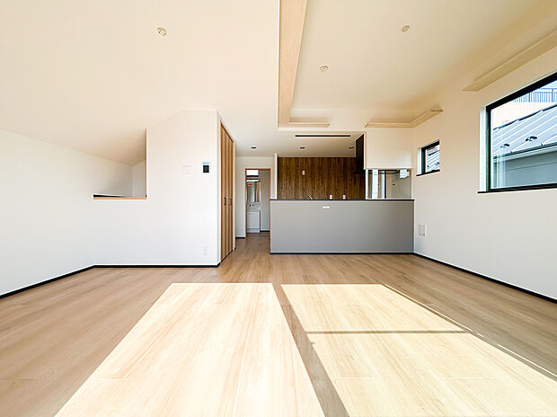 【=リビングダイニング=】自然光が降り注ぐ温かみのあるリビング。家族全員がのびのびと過ごせるゆとりある広さで、心地よいくつろぎの時間をいつも存分にお楽しみいただける癒しの空間です。(3号棟)