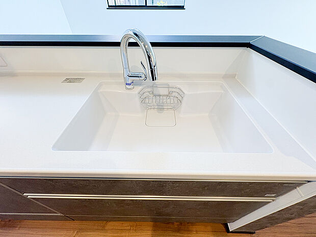 【=人造大理石仕様キッチン=】人工大理石の天板が清潔感を演出するキッチン。汚れが落ちやすくお手入れがしやすいため、いつでも清潔な調理環境を無理なく保ちやすいのが大きな魅力のひとつです。(2号棟)