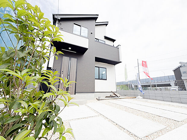 【ー5号棟外観ー】シンプルモダンなデザインが落ち着いた上質な印象を与える外観です。清潔感ある佇まいと街並みへの馴染みやすさが、住まいとしての確かな品格と魅力を高めています。