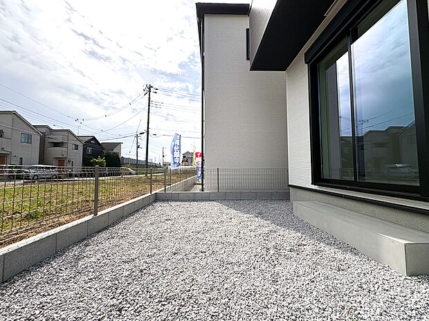 【ー4号棟庭スペースー】南向きで採光良好な庭は、日当たりに恵まれた外スペースです。洗濯物が乾きやすく、ガーデニングにも適した環境で、屋外の生活が楽しくなります。